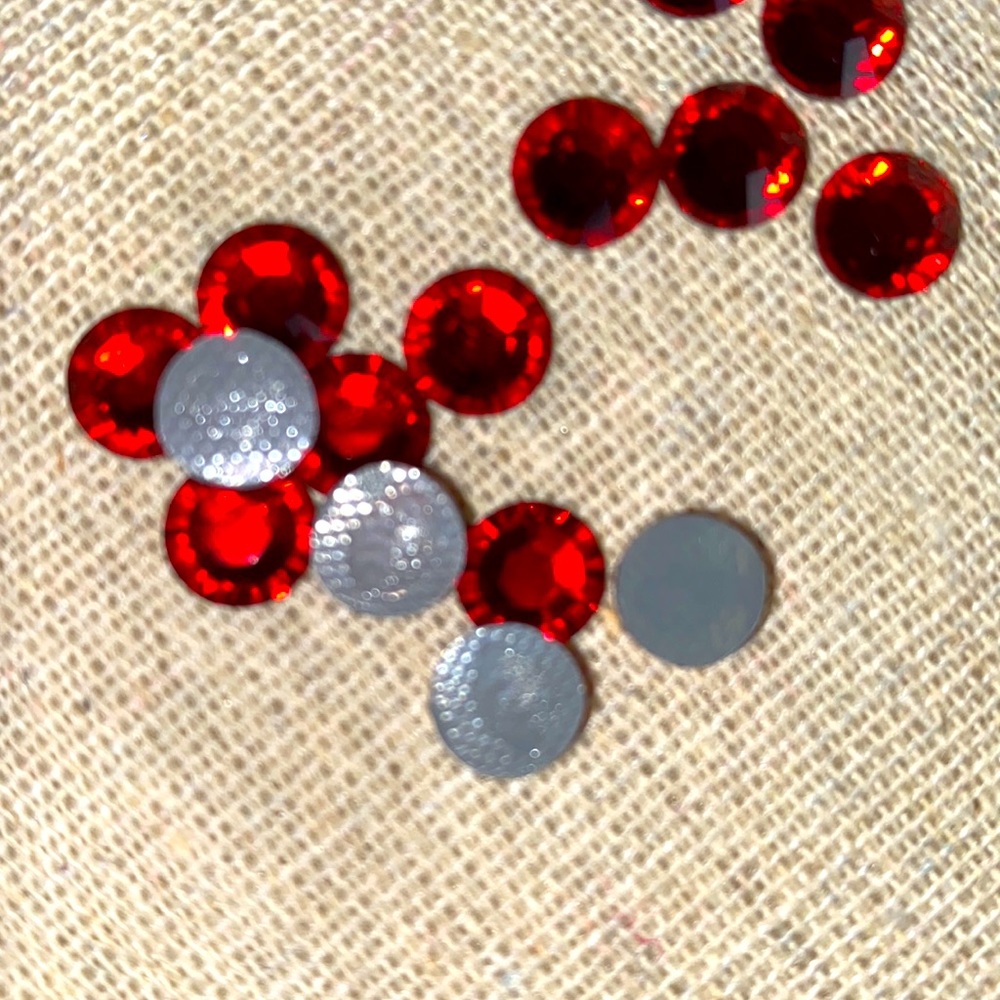 Swarovski • Color: Light Siam, 2028 XILION Rose Hotfix Rhinestones - Picture 8 of 15